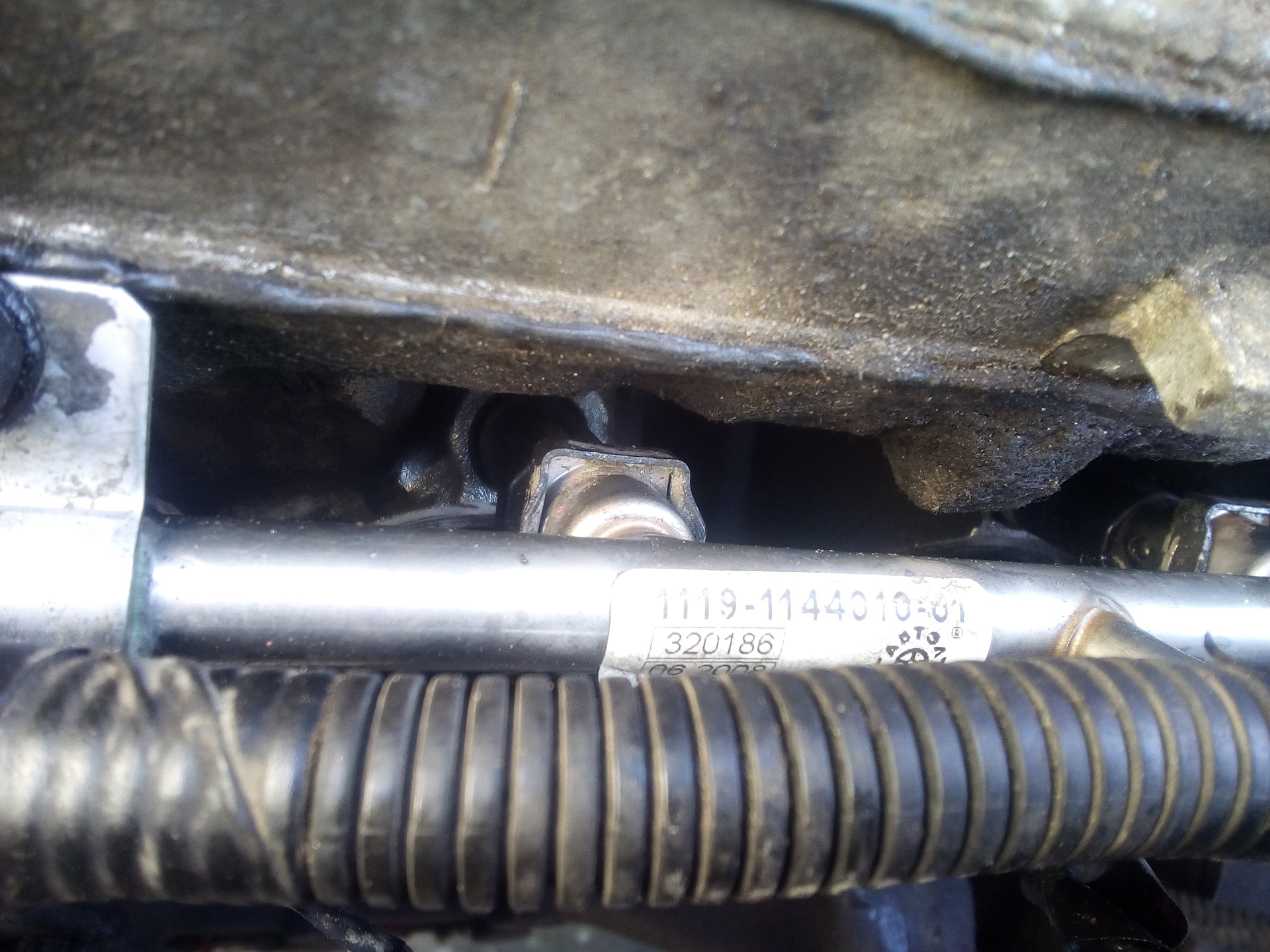 Подсос воздуха через форсунки. Подсос воздуха из под форсунок. Подсос воздуха через форсунки приора. Подсос в форсунках симптомы. Подсос воздуха из под форсунок.