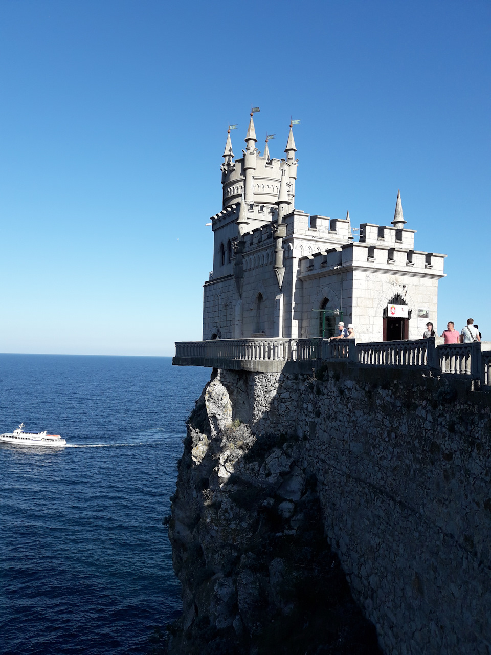 Ласточкино гнездо 12. Дворцы ласточкино гнездо ялта. Ялта достопримечательности ласточкино гнездо. Крымский замок ласточкино гнездо. Ласточкино гнездо сортавала.