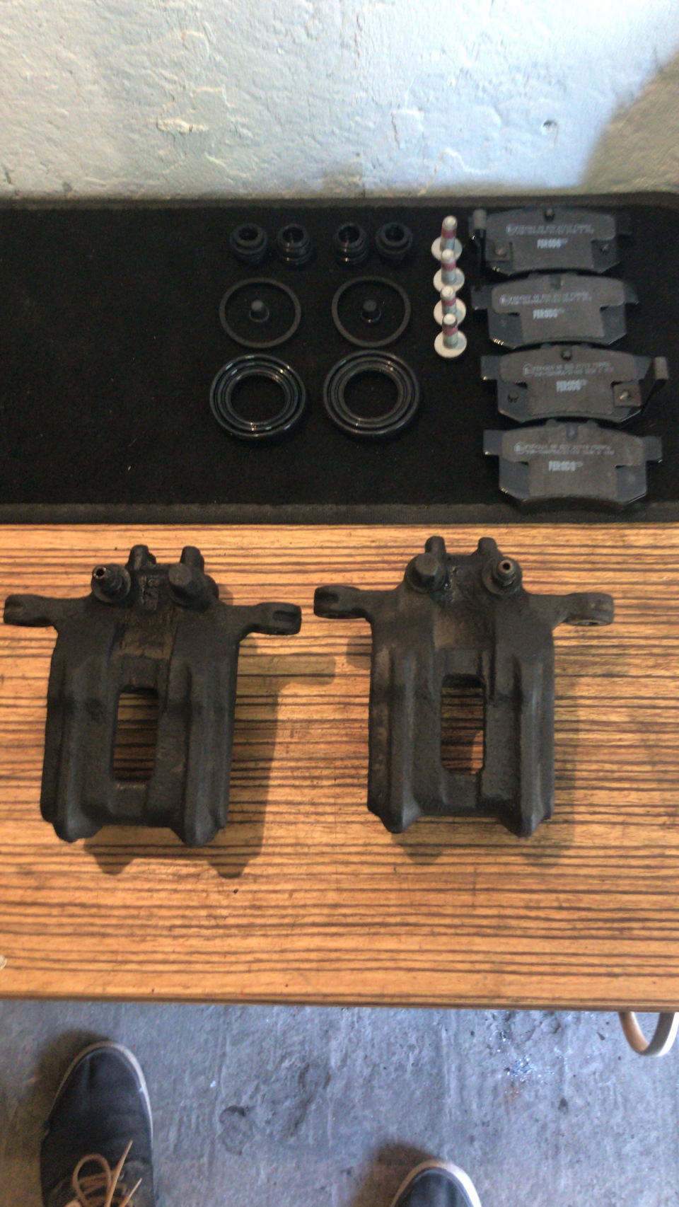 Покраска поводков стеклоочистителей — Toyota Land Cruiser Prado 120 ...