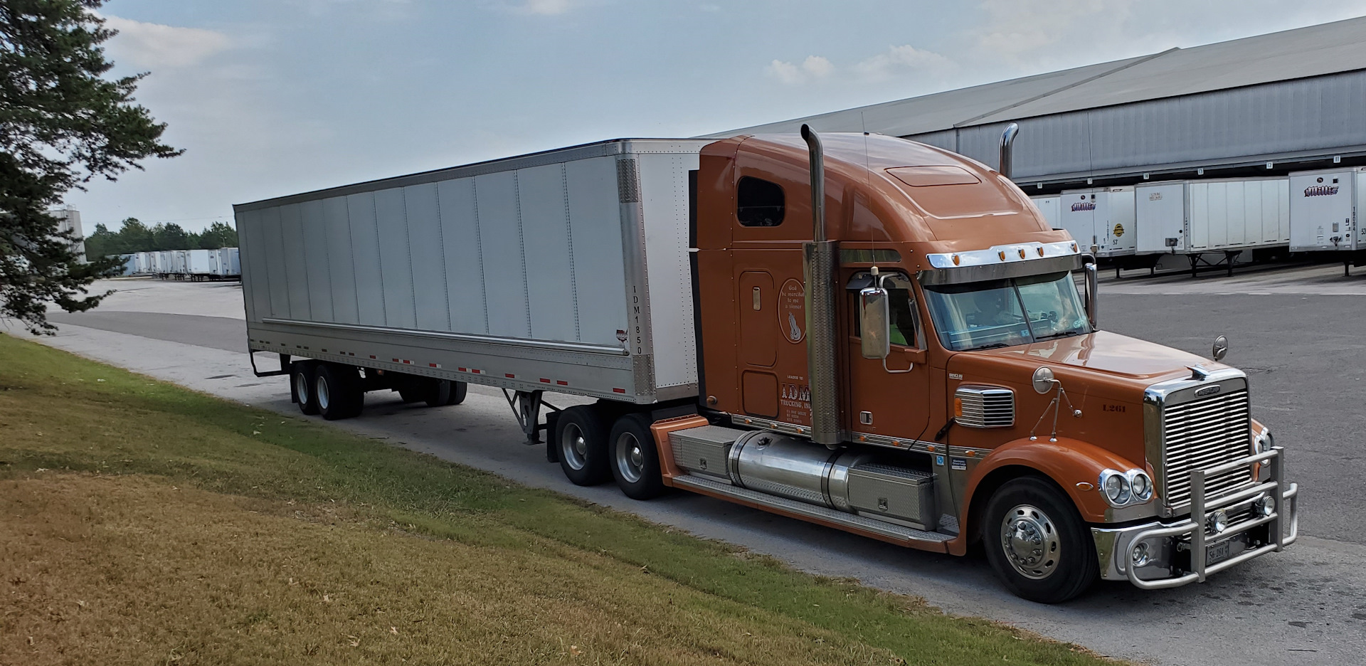 Машина freightliner Coronado серая