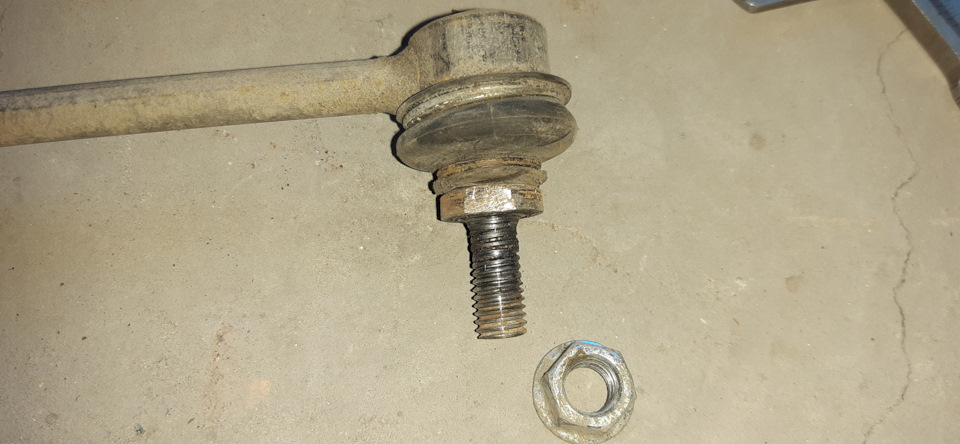 Зализанная резьба шпильки, рядом зализанная гайка м10, которую я уже было заменил на нормальную гайку м10, которая не слизывалась. — Skoda Rapid (1G)