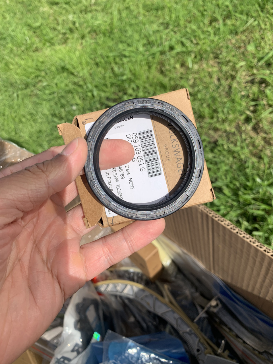 Паль — Porsche Cayenne (2G) 958. Запчасти на фото: 059103051G