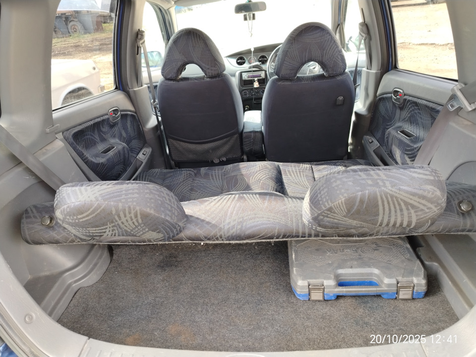 Спинки сиденья откидываются. Прикольно. — Daihatsu Yrv