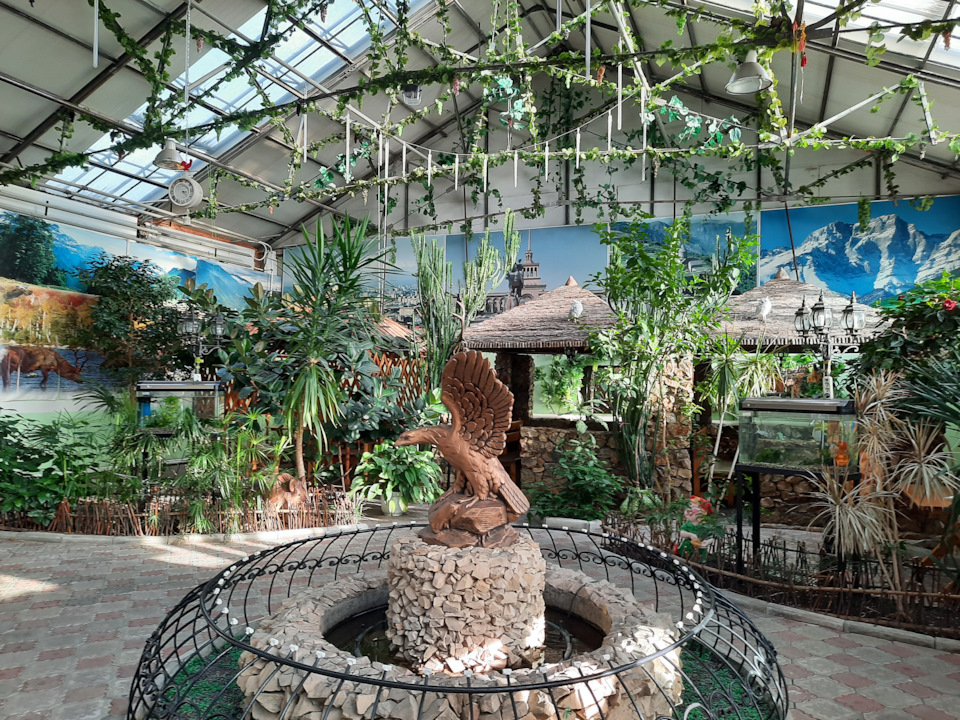 Зимний сад гостинице Уют — Nissan Safari (Y60)