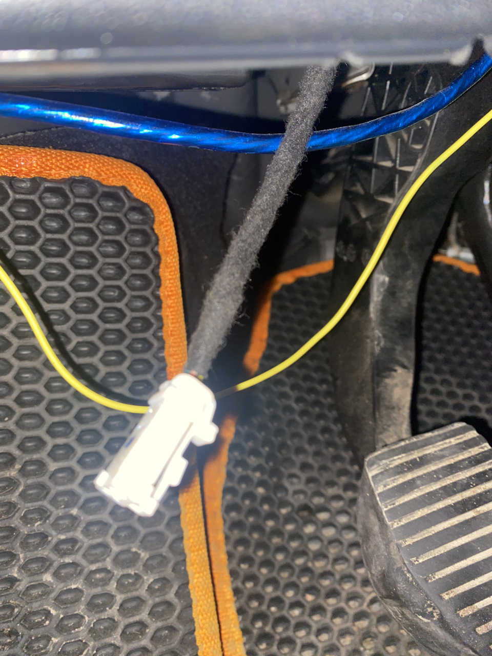 Замена датчика стоп сигналов (лягушка) — Citroen C4 L, 1,6 л, 2013 года ...