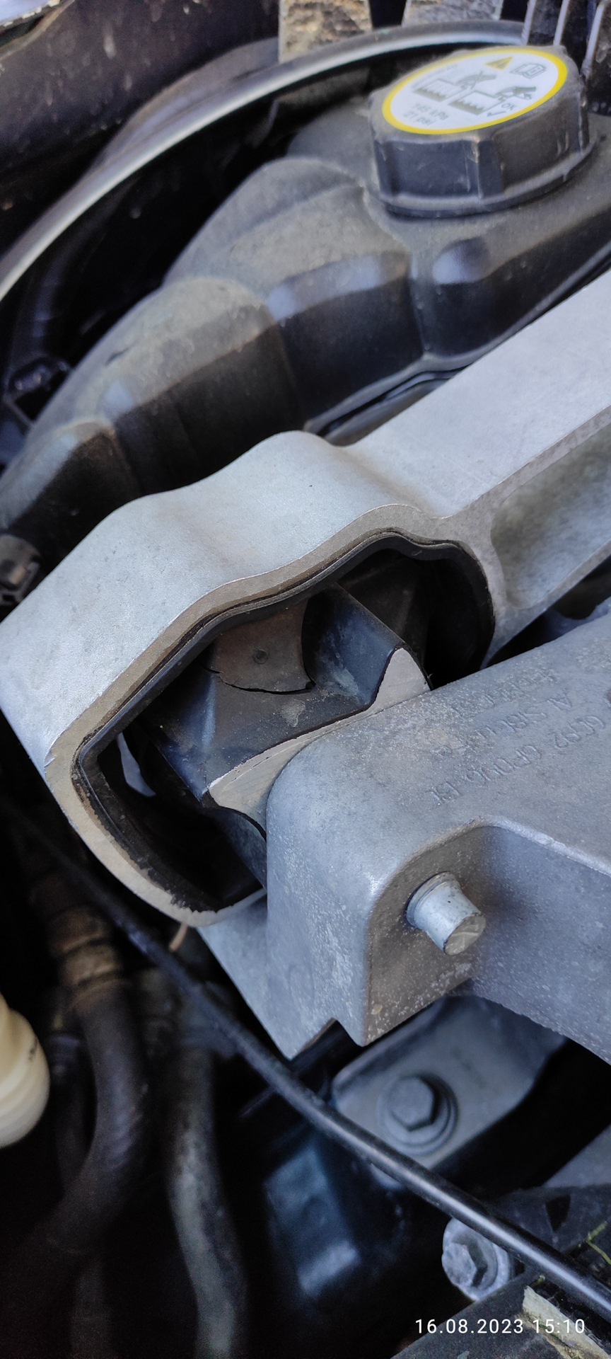 Замена верхней подушки двигателя — Land Rover Freelander 2, 3,2 л, 2009 ...