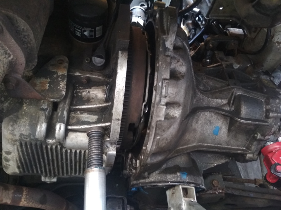 Ставил с тремя домкратами. Она не такая и тяжелая, но на РВД-тачках мне всеравно проще менять КПП — Chevrolet Lacetti SW