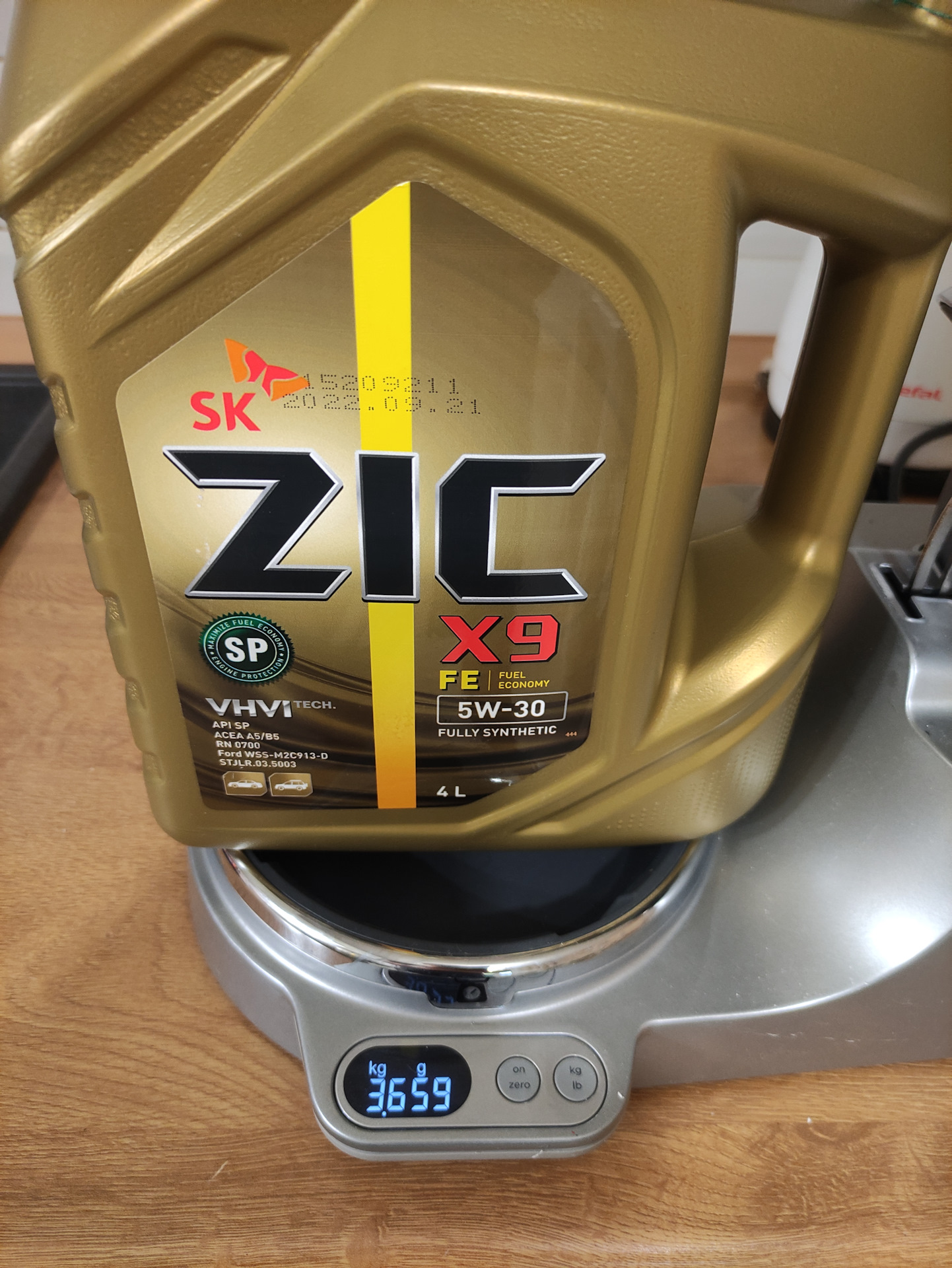 Моторное масло zic 5w40. 162608 zic. Стойка под масло zic. Zic x5 5w30 semi synthetic. Новые канистры зик.