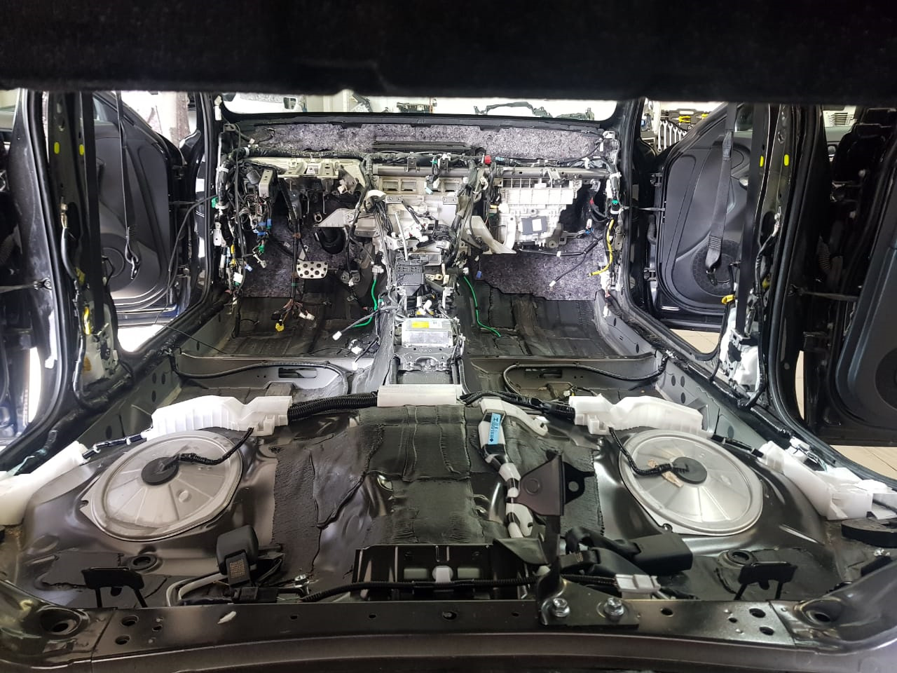 Шумоизоляция моторного отсека ваз-2170. Шумоизоляция дизеля. Шумоизоляция заводская бентли. Шумоизоляция дизельного двигателя. Ssangyong actyon new шумоизоляция.