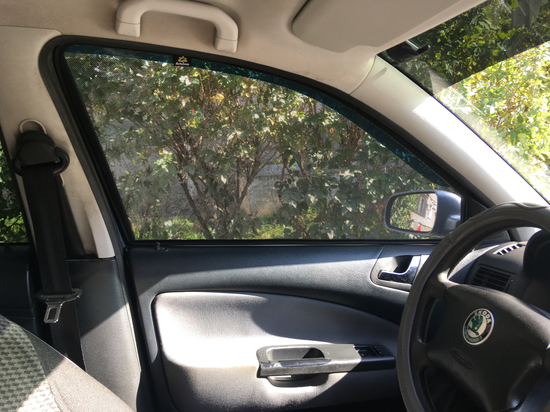 Шкода шторки. Шкода шторки. Шкода шторки. Шторка вентиляции шкода суперб. Шторки на шкоду рапид на задние окна.