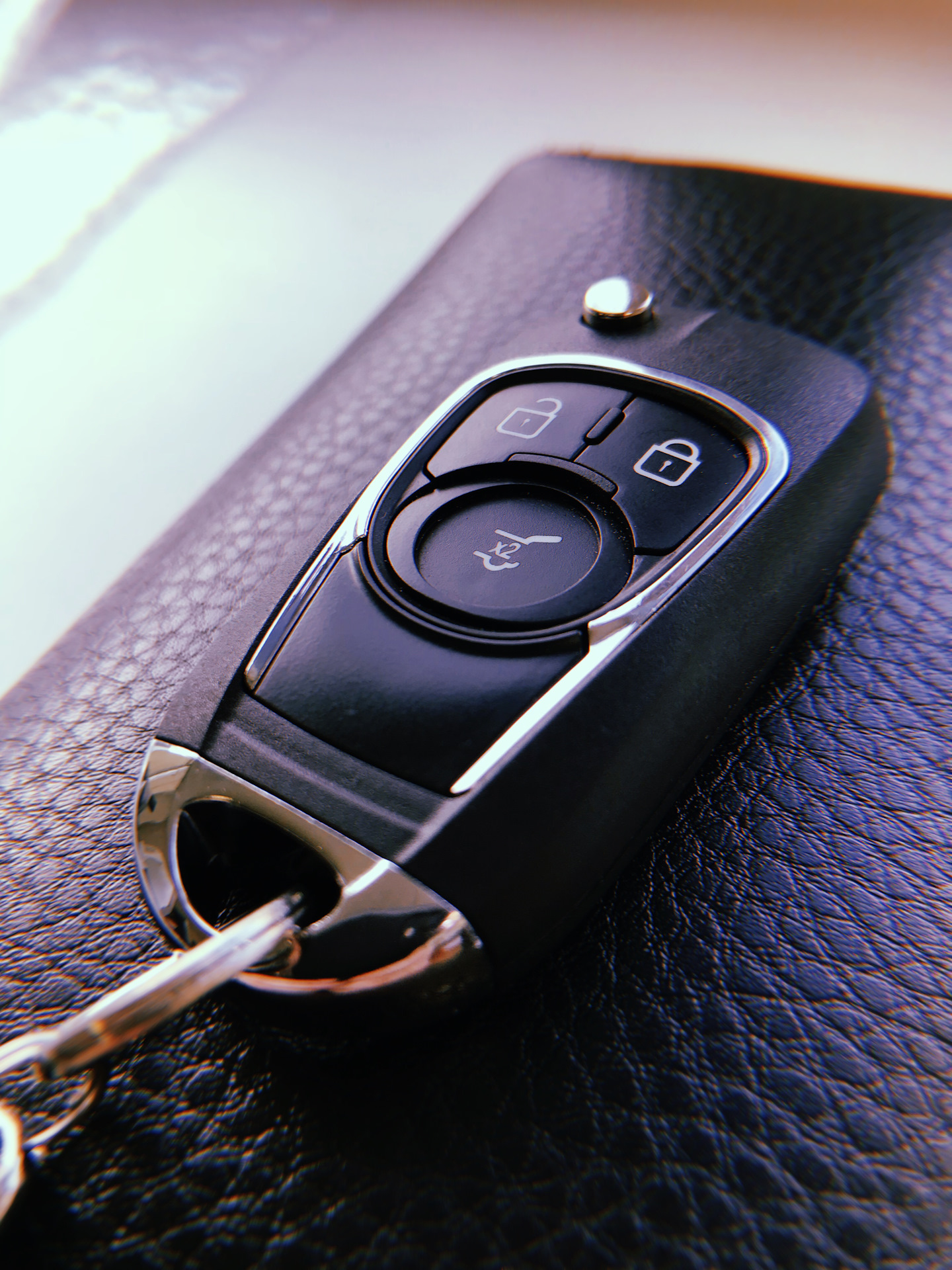 Opel телефон. Ключ Opel Astra GTC. Ключ Опель OPC. Корпус ключа Skoda Superb 2015.