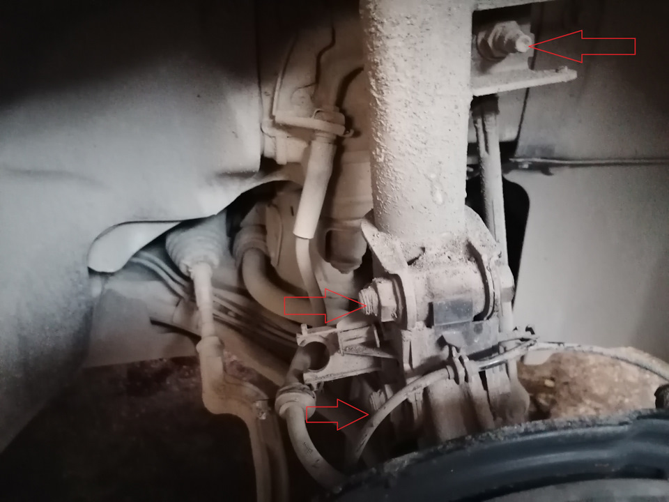 05. Przód: poluzuj obejmę/śrubę zacisku zwrotnicy trzymającą kolumnę; podeprzyj zwrotnicę. — Mercedes B-Class W246/T246