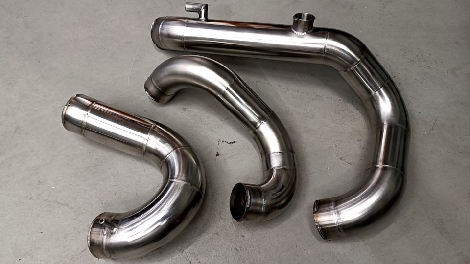 Inlet pipe и Intake pipes на одном фото. — Audi 100 (C3)