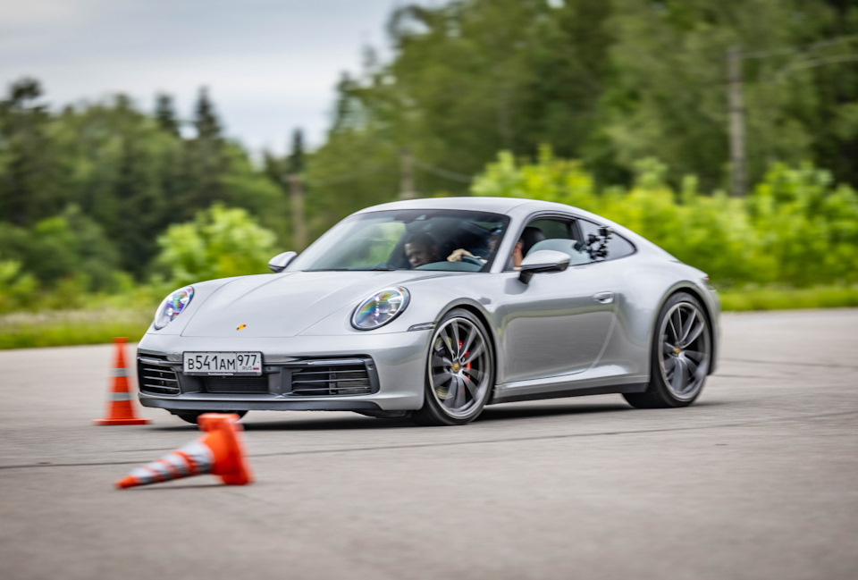 правый — Porsche 911 (992)