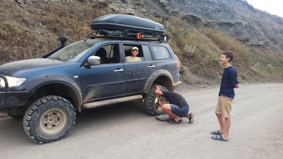 В поисках, чего же там скрипит? — Mitsubishi Pajero Sport (2G)