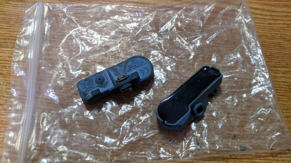 Заодно заменил два датчика tpms, всю зиму мне не давали покоя горящей на приборке лампой. — Chevrolet Orlando  (1G)