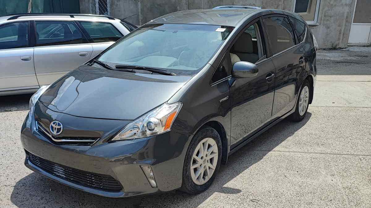 Toyota Prius v 2012