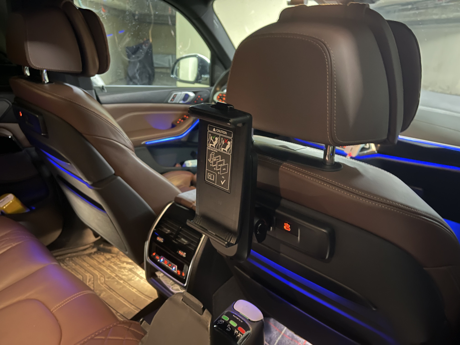 15. Travel & comfort — крепеж для планшета в штатное место BMW X5 G05 ...