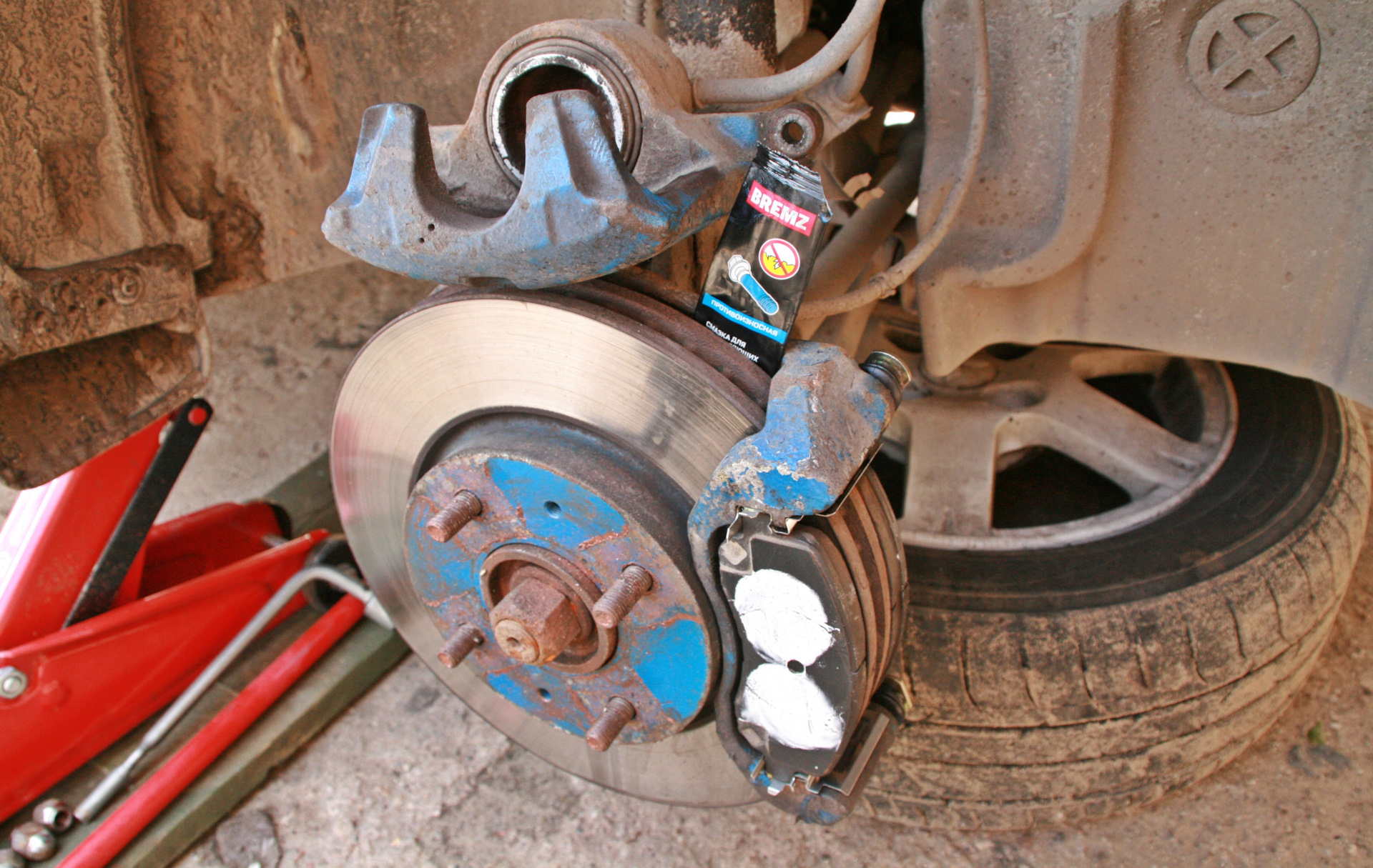 после замены суппорта. гремят суппорта тойота авенсис т250. замена направляющих суппорта акцент тагаз. королла 150 скобы тормозных колодок. суппорт тормозной задний мерседес 202.