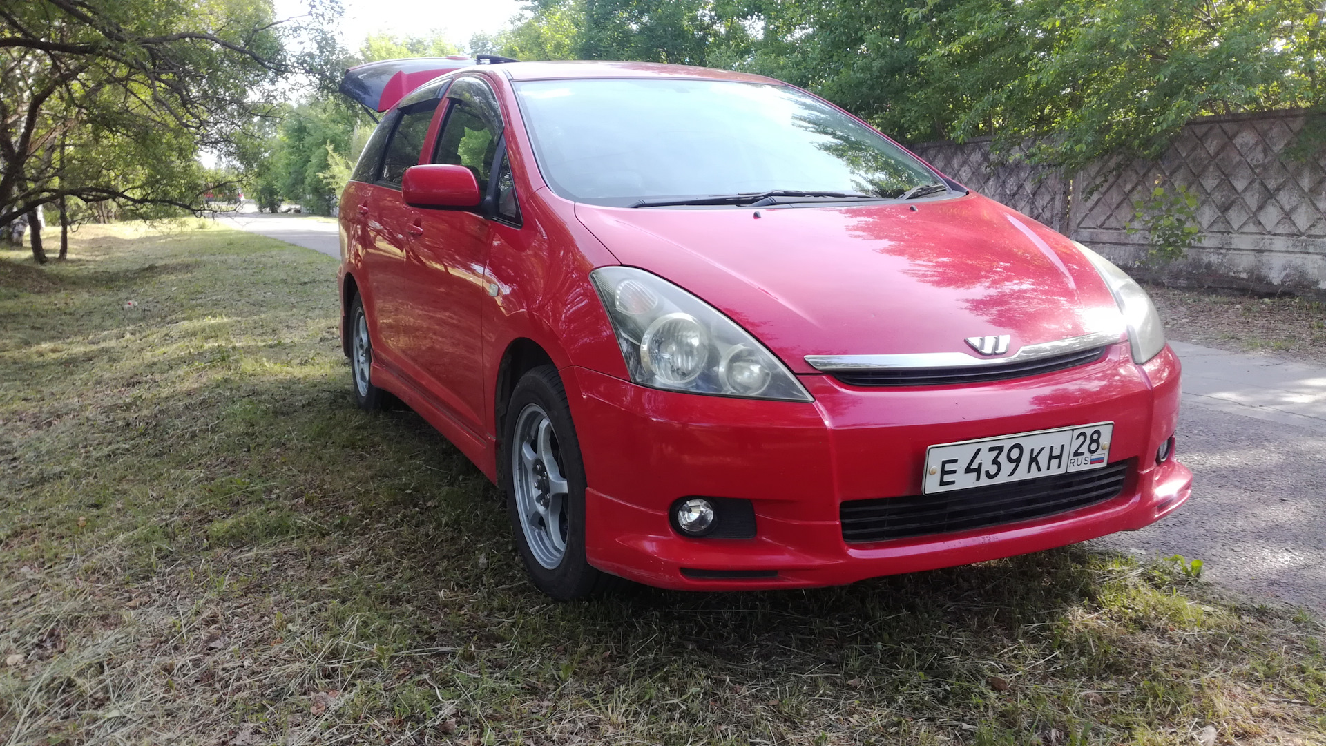 Toyota Wish 2004. Тойота Виш 2004. Toyota Wish красный.