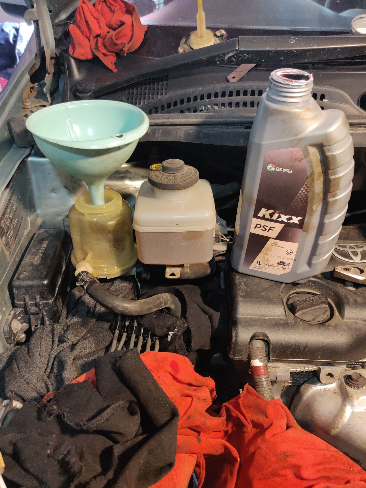 Фильтр акпп тойота ипсум. Замена масла ипсум. Тойота ипсум объем масла в гур. Сливная пробка подкрылка премио 98. Смена масла тойота ипсум.