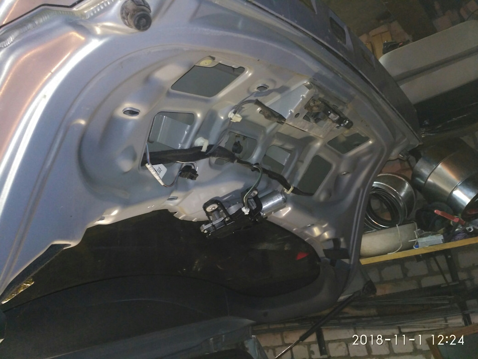 Ремонт подсветки номера — Renault Megane II, 1,6 л, 2003 года | своими ...