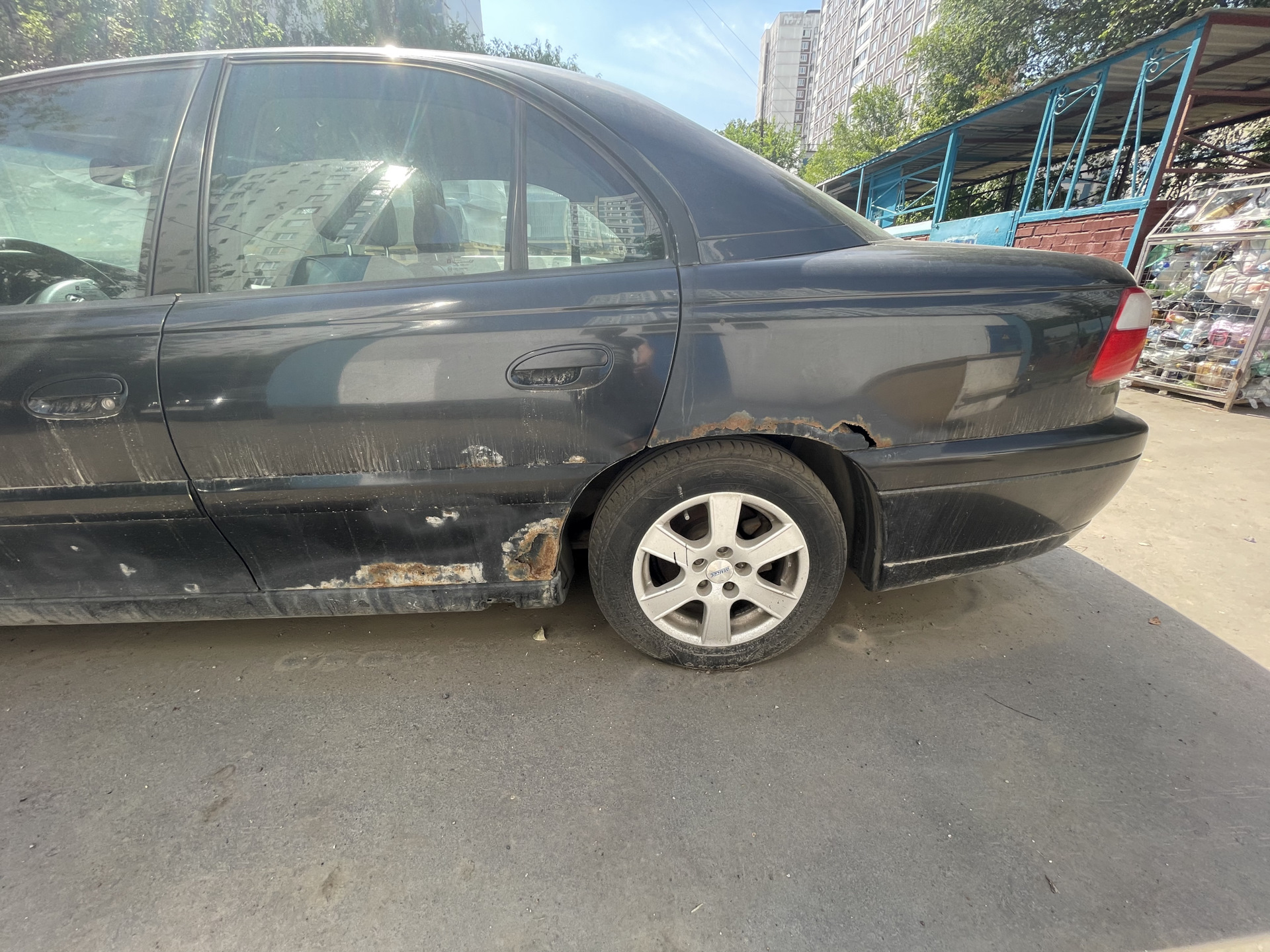 Гнилой опель вектра. Опель гниет. Опель омега а ржавый. Опель гниет. Опель гниет.