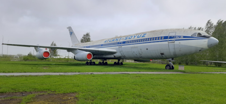 Гигант Ил-86. Четырёхмоторный широкофюзеляжный пассажирский самолёт для авиалиний средней дальности. Первый и самый массовый советский пассажирский широкофюзеляжный авиалайнер. Всего было выпущено 106 самолётов (102 Ил-86 и 4 Ил-80 для нужд МО СССР). Производился серийно в 1980-1997 гг. на авиационном заводе в Воронеже. В России это единственный Ил-86 в музеях. — Jeep Cherokee (KL)