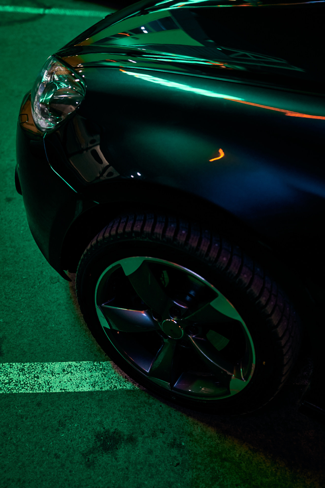 Зеленый свет машина. Зеленый свет. Под зелёным светом. Тёмная зелёный свет автомобиля. ДОД зеленым светом.