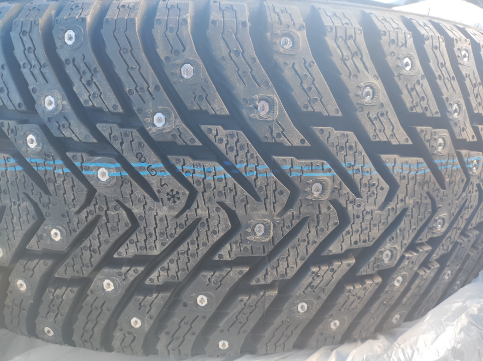 Шины зимние шипованные Nokian 215/60 R16 на Toyota Camry (XV50 ...