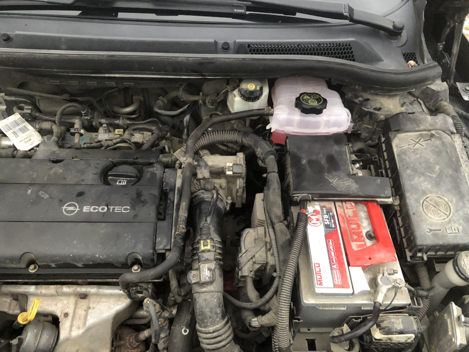 Замена бочка ОЖ и патрубка обратки — Opel Astra J GTC, 1,6 л, 2012 года ...