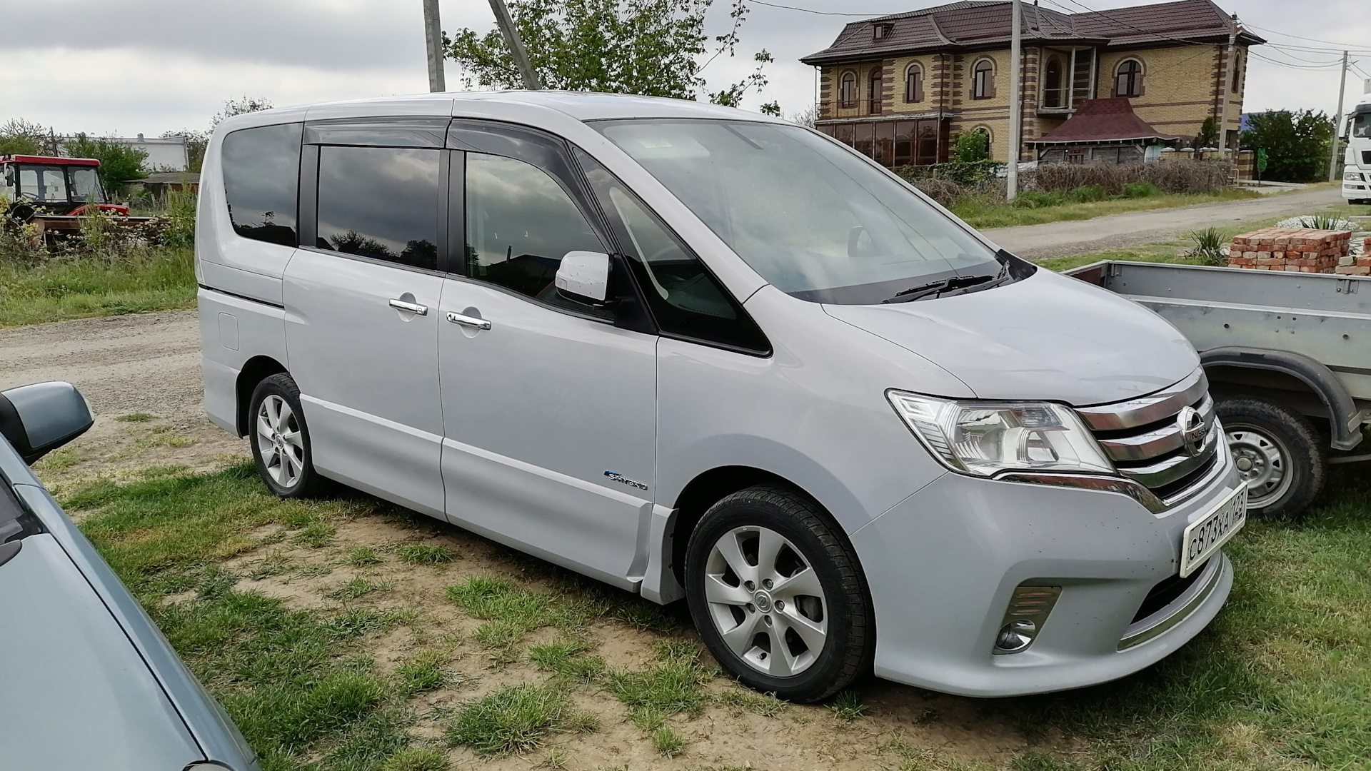 Ниссан серена 2013. Nissan Serena c26. Ниссан Серена 3 2 поколение. Крепление запаски Serena c26.