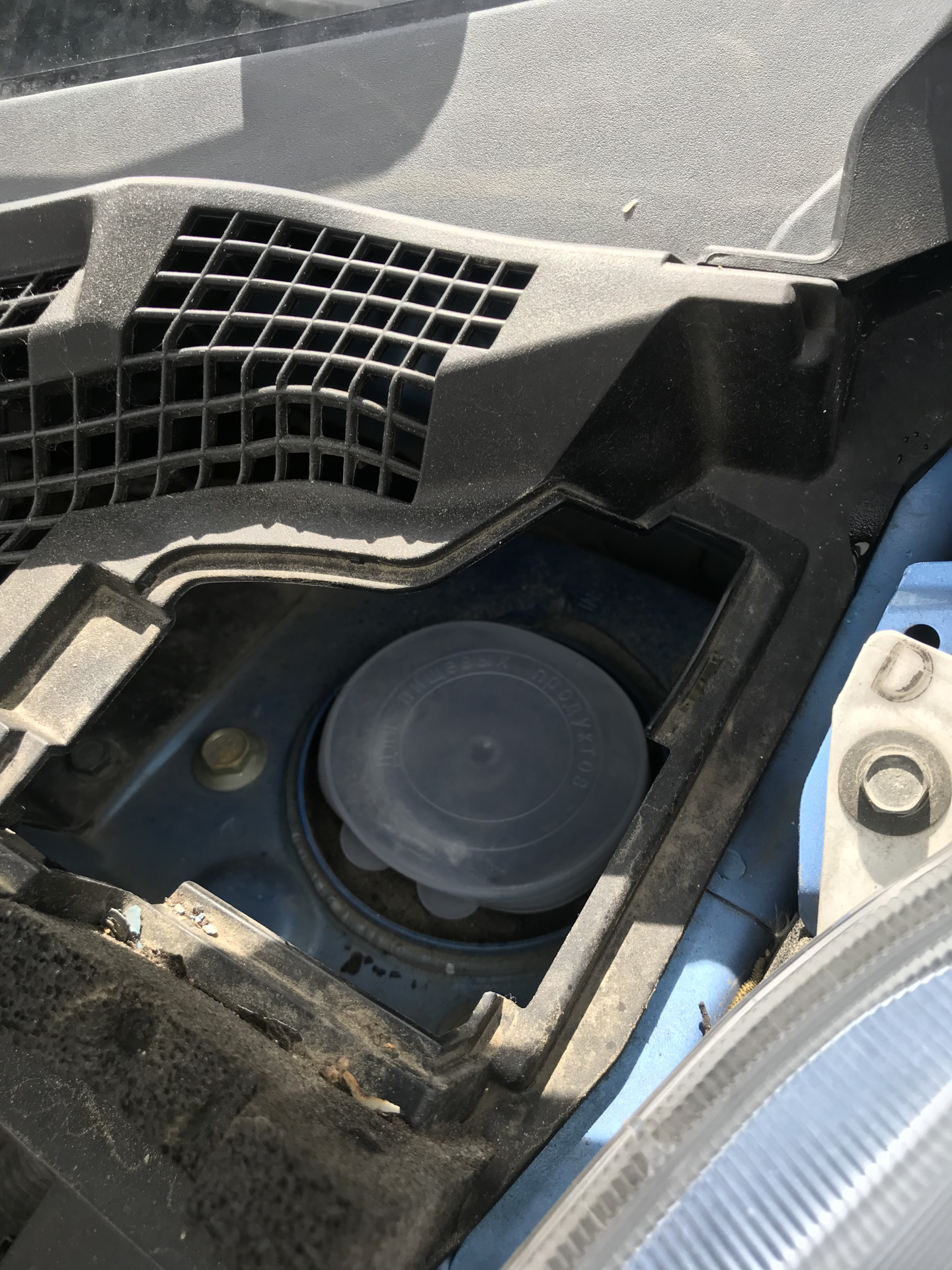 Крышки передних стоек — Nissan Leaf (1G), 2012 года тюнинг DRIVE2