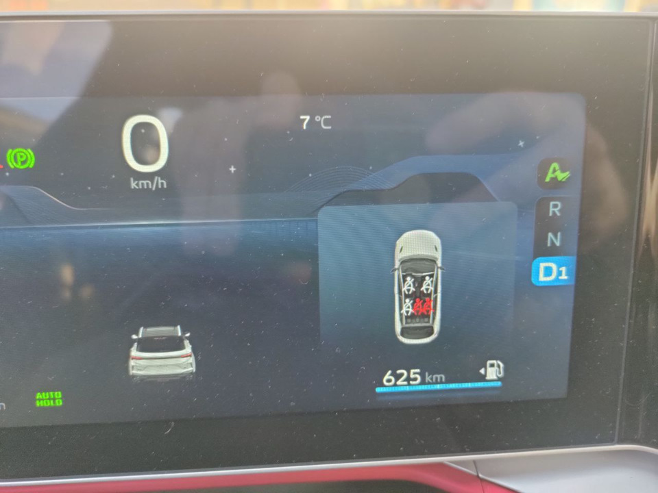 Сколько литров в баке у Geely Coolray, если на обометре показан запас ...