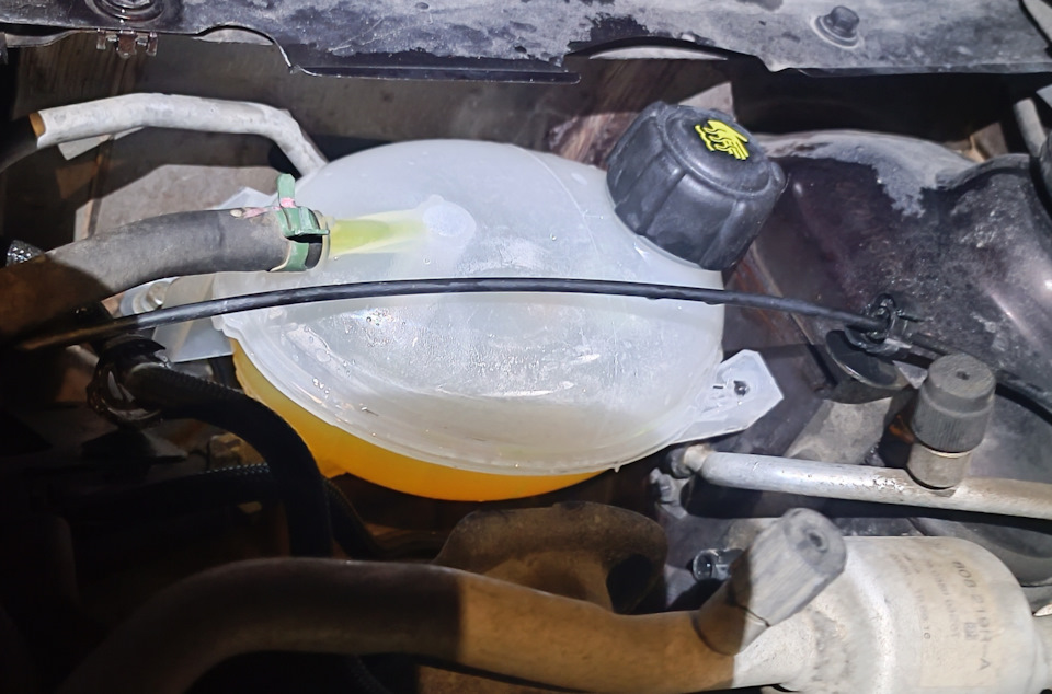 Замена расширительного бачка — Renault Duster (1G), 2 л, 2016 года ...