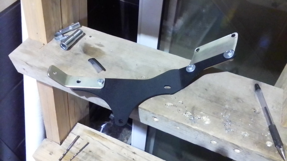 Кронштейн в сборе с переходными пластинами — Chevrolet Niva GLX