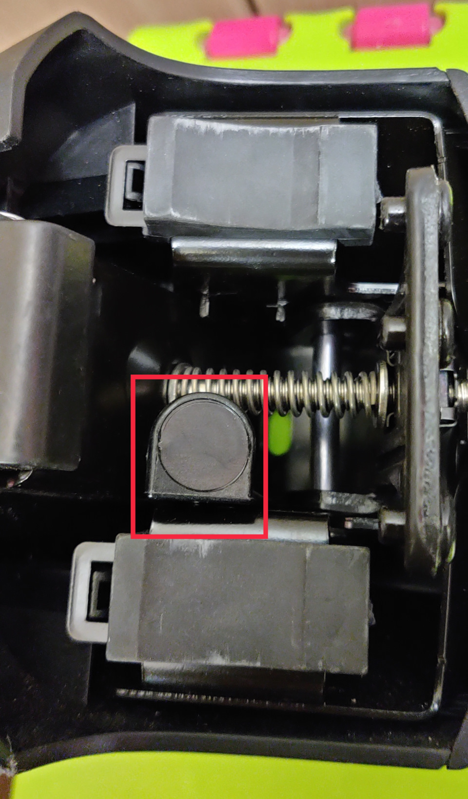И ещё не понятно пока с какой целью на этой 4 лапе есть магнитная площадка? Отмечена красным. — Volkswagen Tiguan (1G)