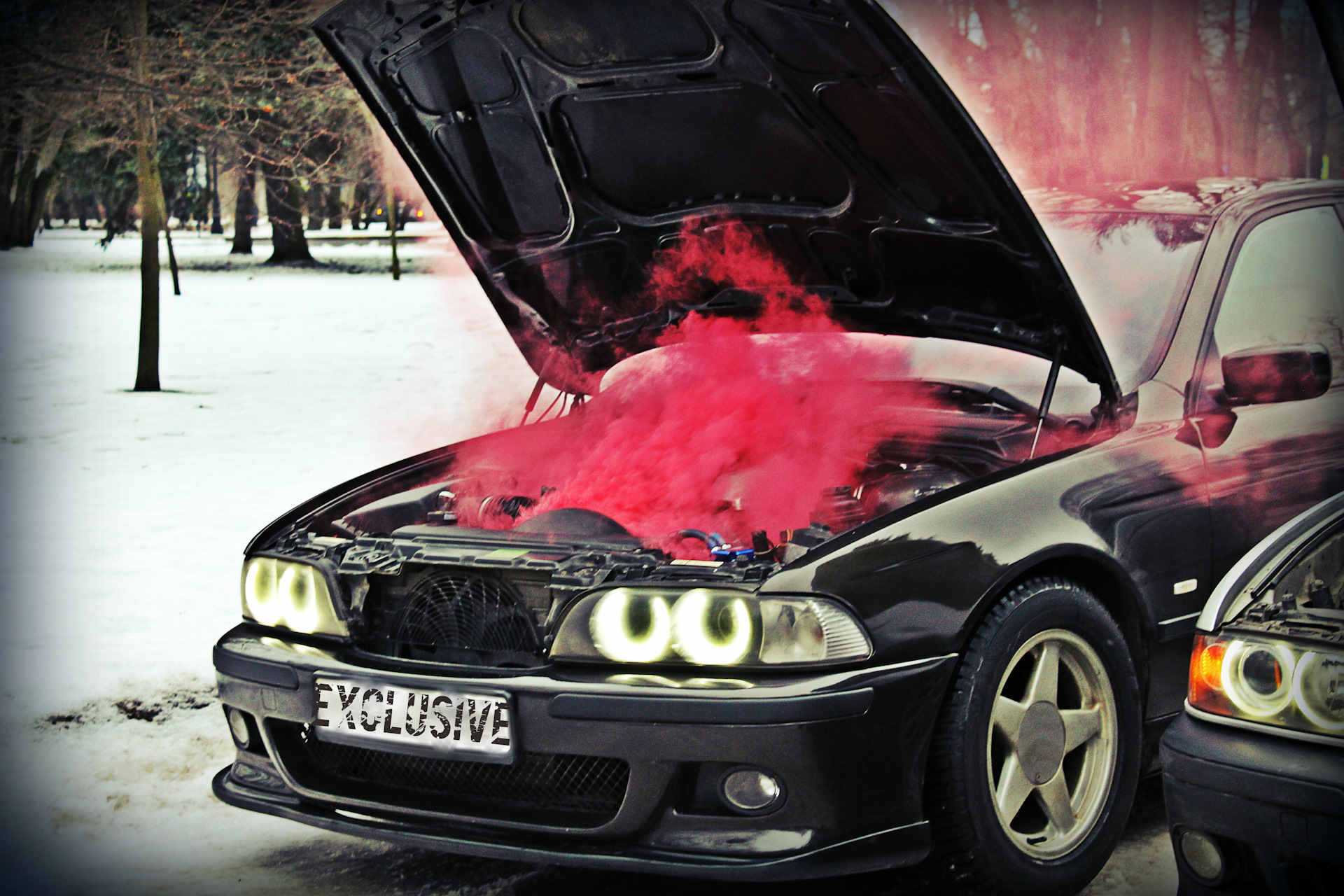 Капот пошел дым. Дым цветной BMW e39. Дым машина. Цветной дым и авто. Дым из под капота.