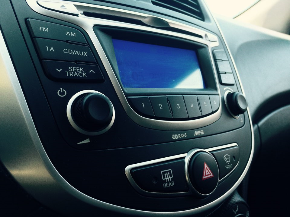 штатная магнитола солярис 2021. аудиосистема хендай солярис 2016. магнитола 2 din для хендай солярис. Hyundai solaris органы управления. медиасистема солярис 2021.