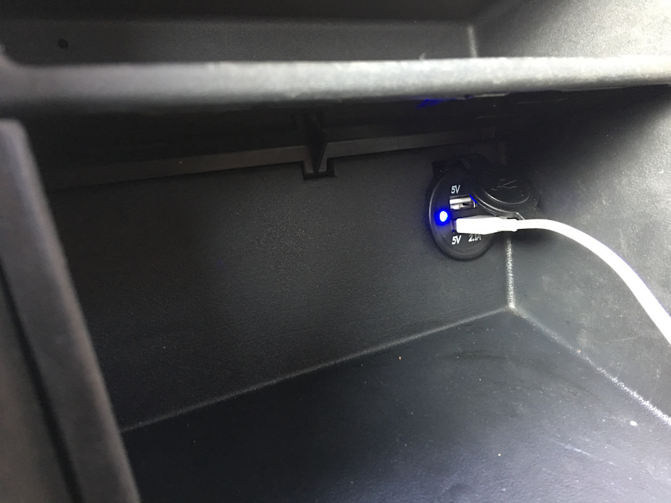 Поставил полку с USB портом вместо пепельницы — Mercedes-Benz C-class ...