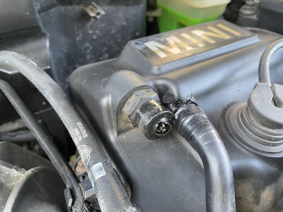 Воздушный клапан в крышке двигателя — MINI Cabrio (1G), 1,6 л, 2006 ...