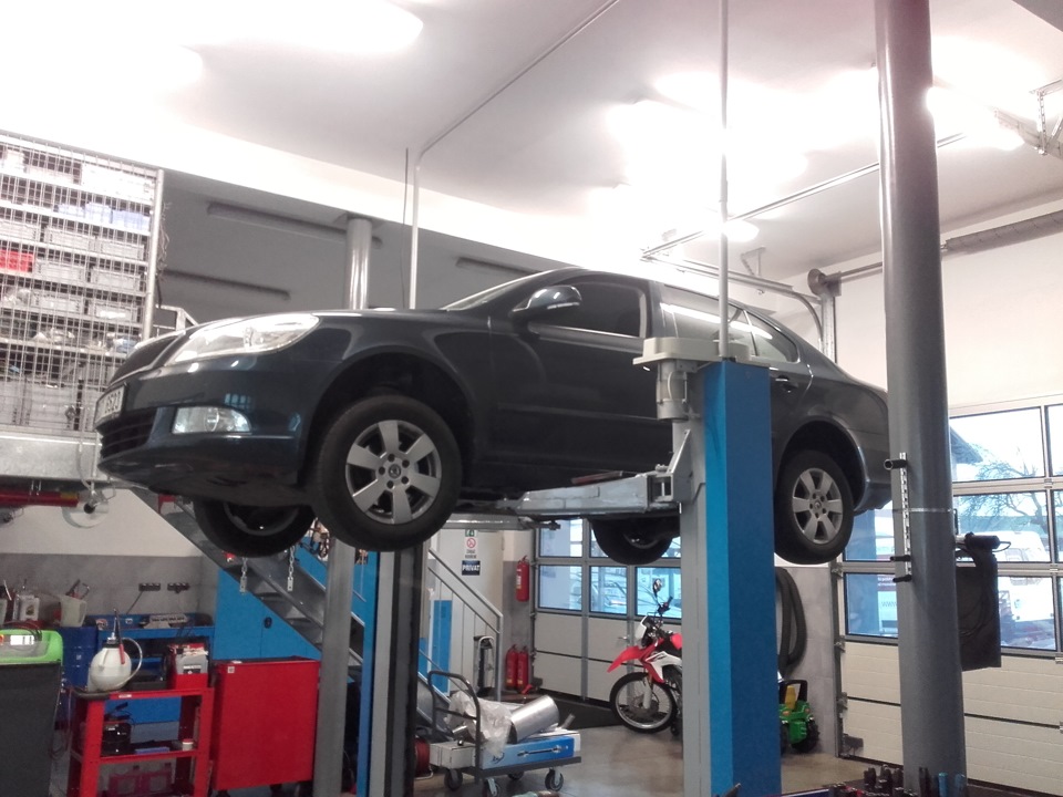 Rear brake discs and brake pads replacement — Skoda Octavia A5 Mk2, 1,4