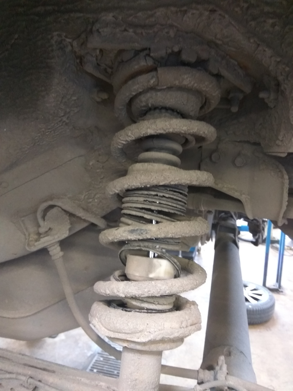 Замена пыльников передней стойки без снятия стоек — Nissan Almera II ...