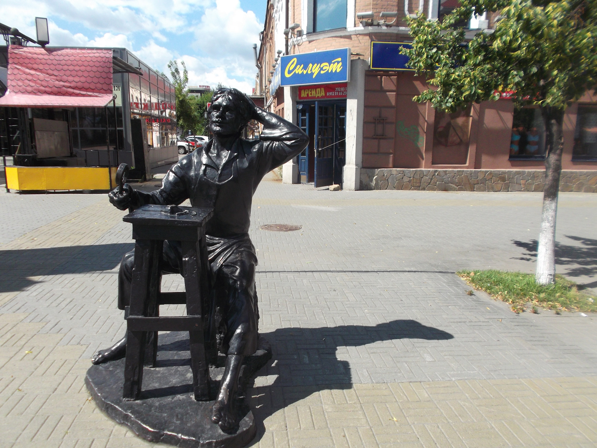 Уфимцев челябинск. Памятники на Арбате в Челябинске. Челябинск Кировка Левша. Челябинск улица Кирова памятник Левше. Скульптура Левша Челябинск.