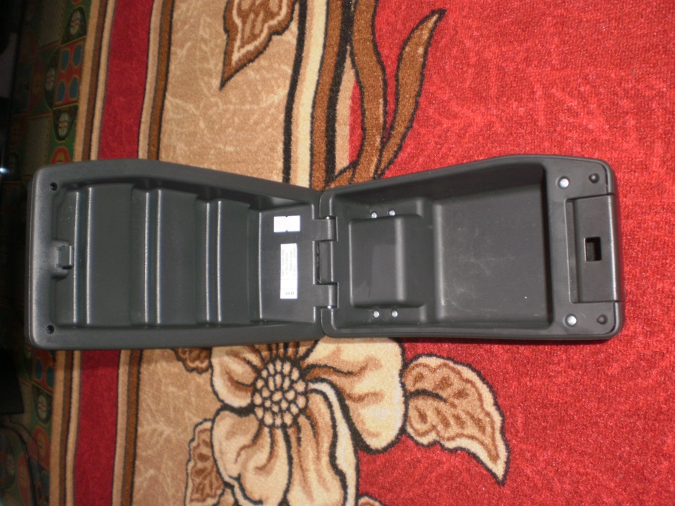 Подлокотник и бардачок в карпет — Lada Приора седан, 1,6 л, 2013 года ...