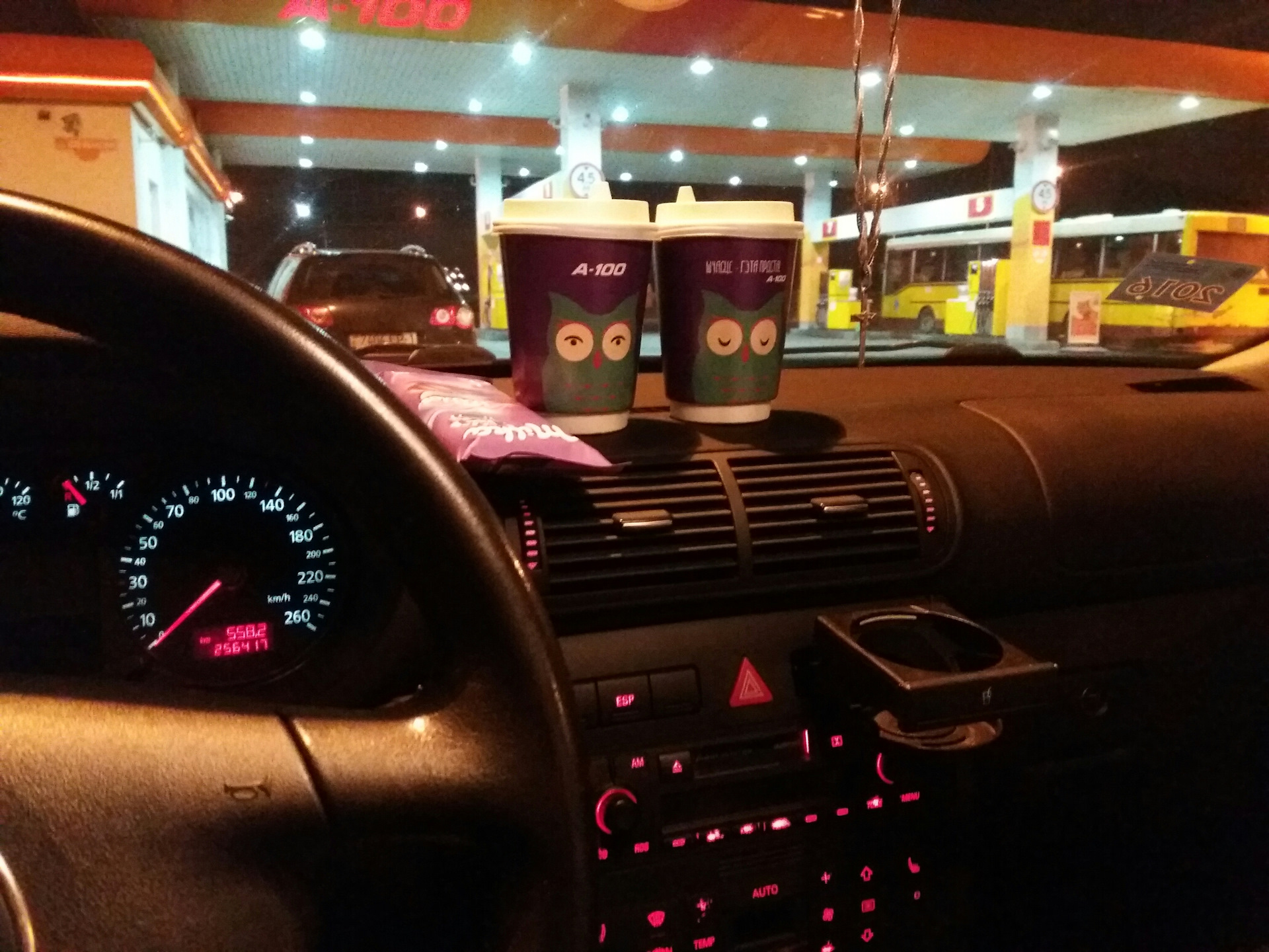 Кофе на капоте машины ночью фото