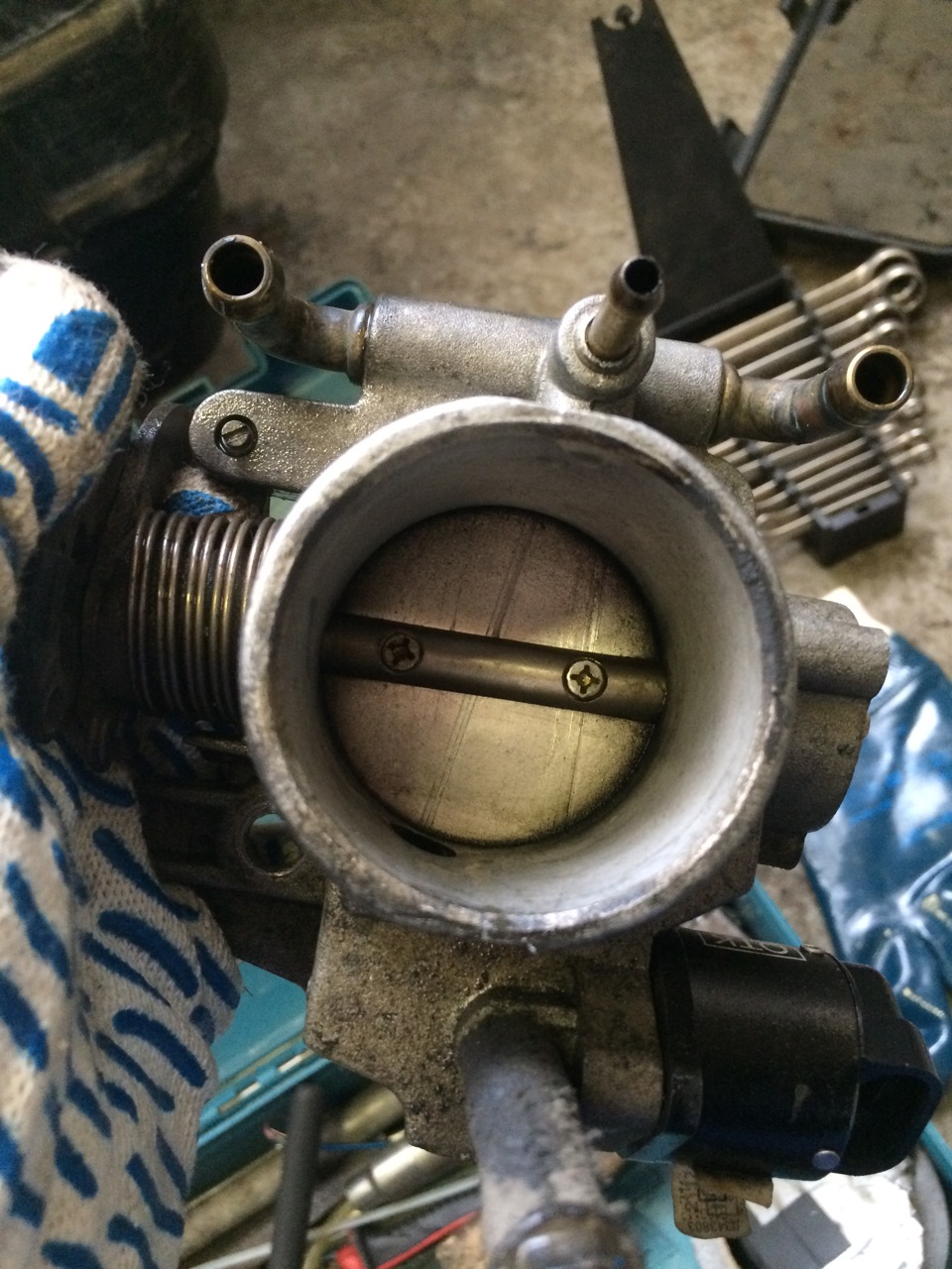 Чистка дроссельной заслонки — Lada 21124, 1,6 л, 2007 года | своими ...