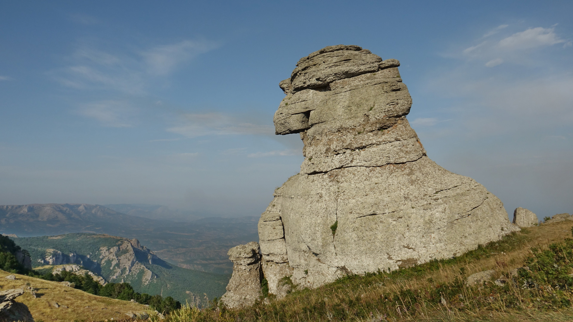 Лучистое алушта. Демерджи-яйла. Гора Демерджи Крым профиль Екатерины 2. Тарханкут скала Долина привидений. Долина привидений Крым бюст Екатерины.