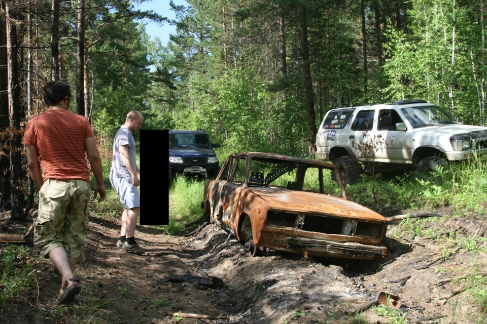 Заброшенные автомобили в лесу