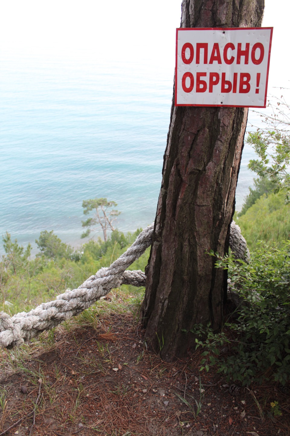 каракорумское шоссе опасная дорога. столовая гора рорайма в венесуэле. человек на скале. ласточкино гнездо бэйз джампинг. китай тропа смерти хуашань.